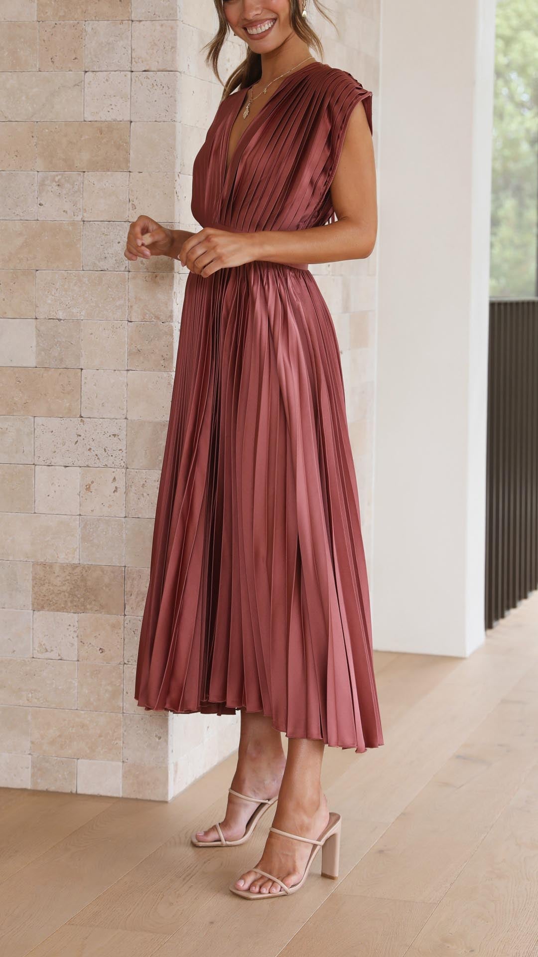 Emilia | Dame Elegant Dyb V Plisseret Midi Kjole