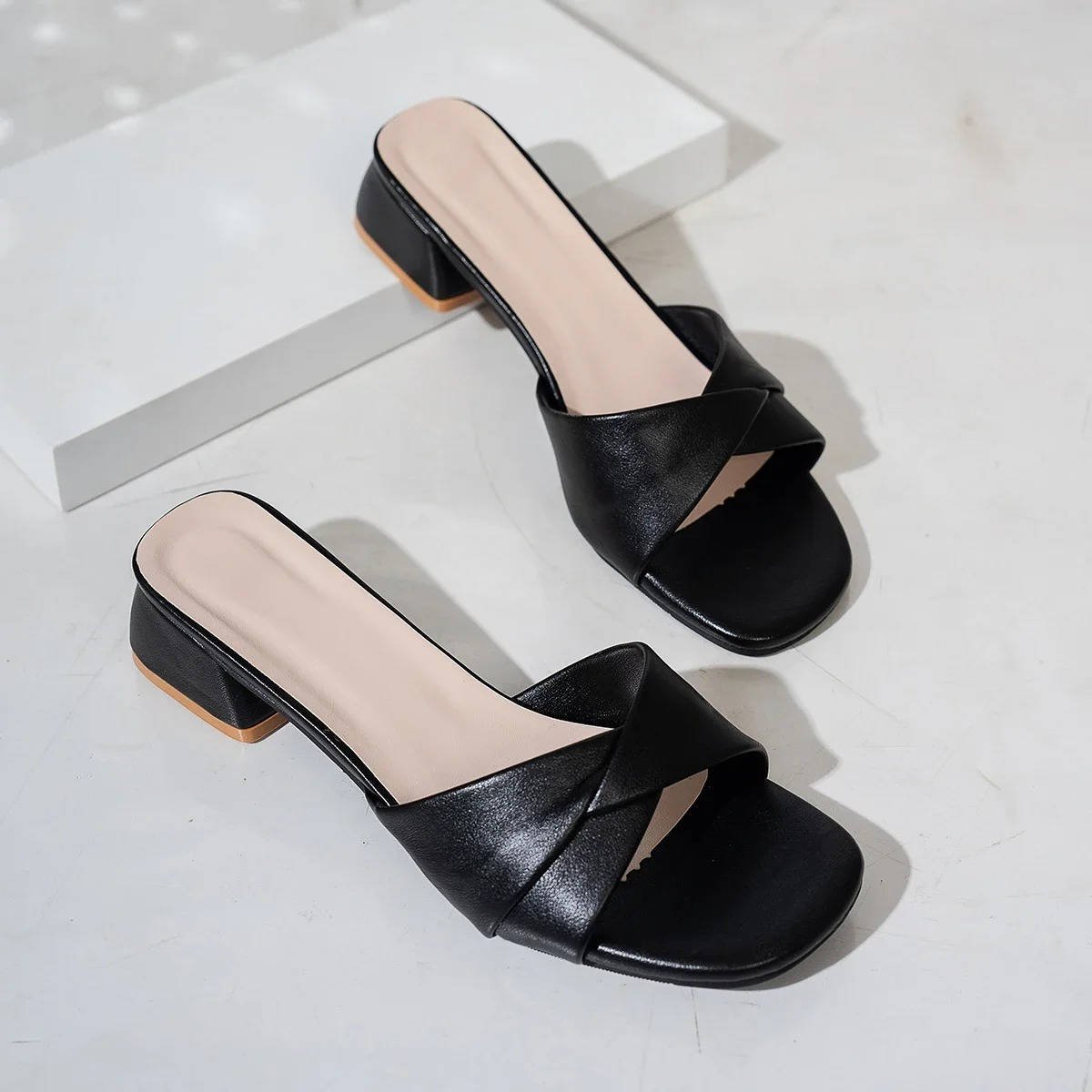 Emma | Cross-Strap Sandaler Blok Hæl Slip-On Åben Tå