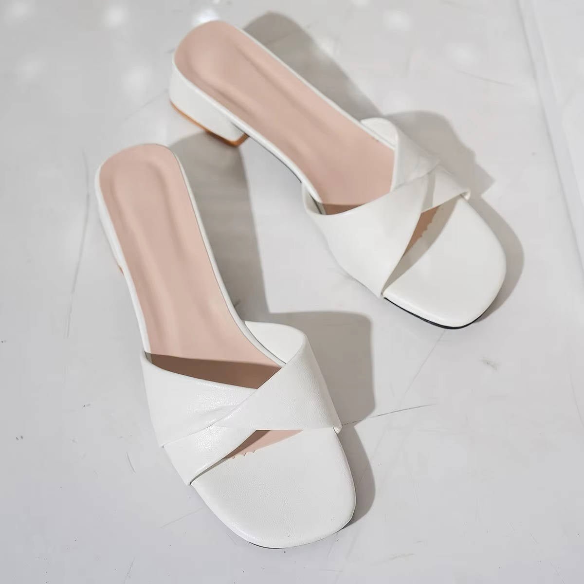 Emma | Cross-Strap Sandaler Blok Hæl Slip-On Åben Tå